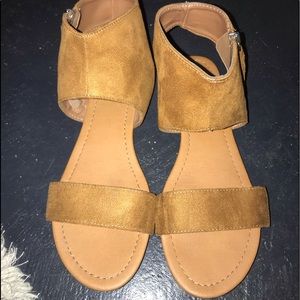 Brown sandals with zipper